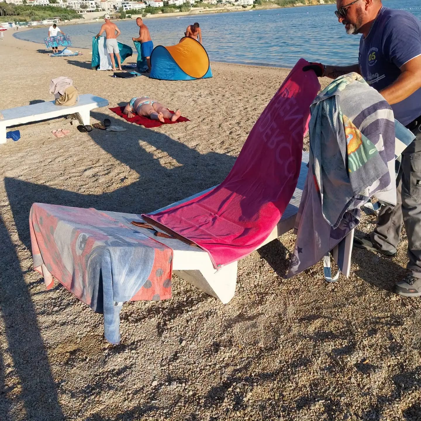 FOTO Komunalci pokupili ležaljke i ručnike s plaža na Pagu