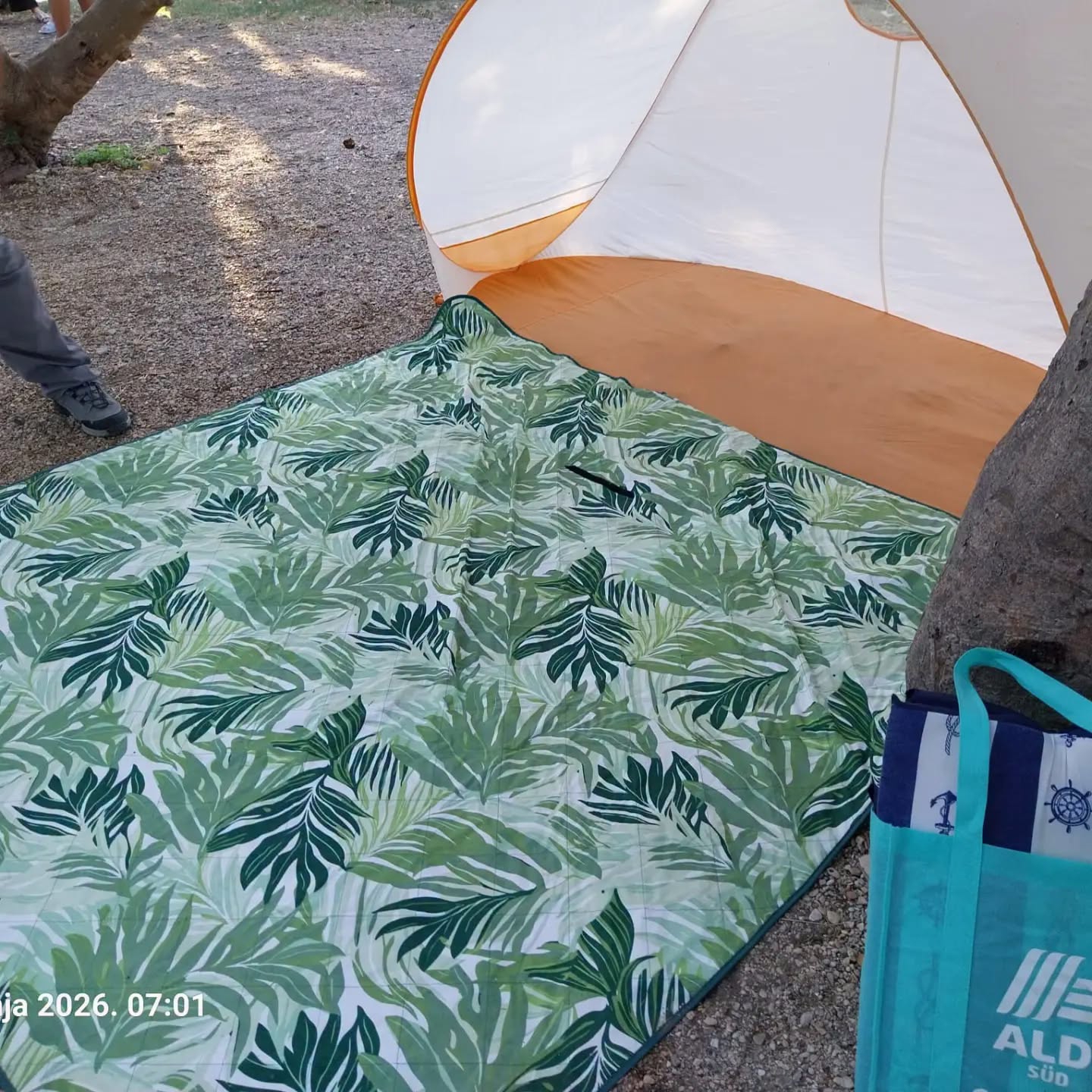 FOTO Komunalci pokupili ležaljke i ručnike s plaža na Pagu