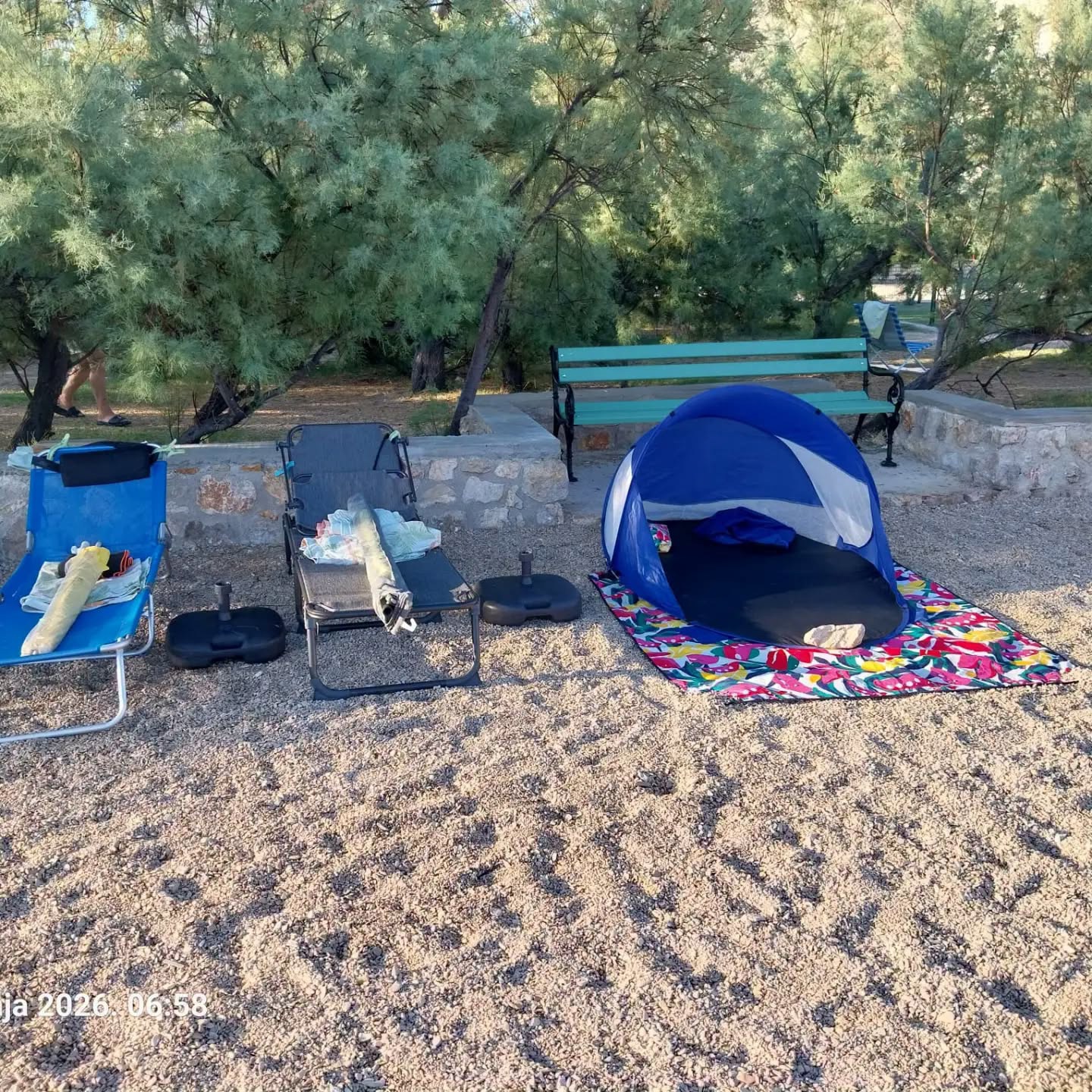 FOTO Komunalci pokupili ležaljke i ručnike s plaža na Pagu