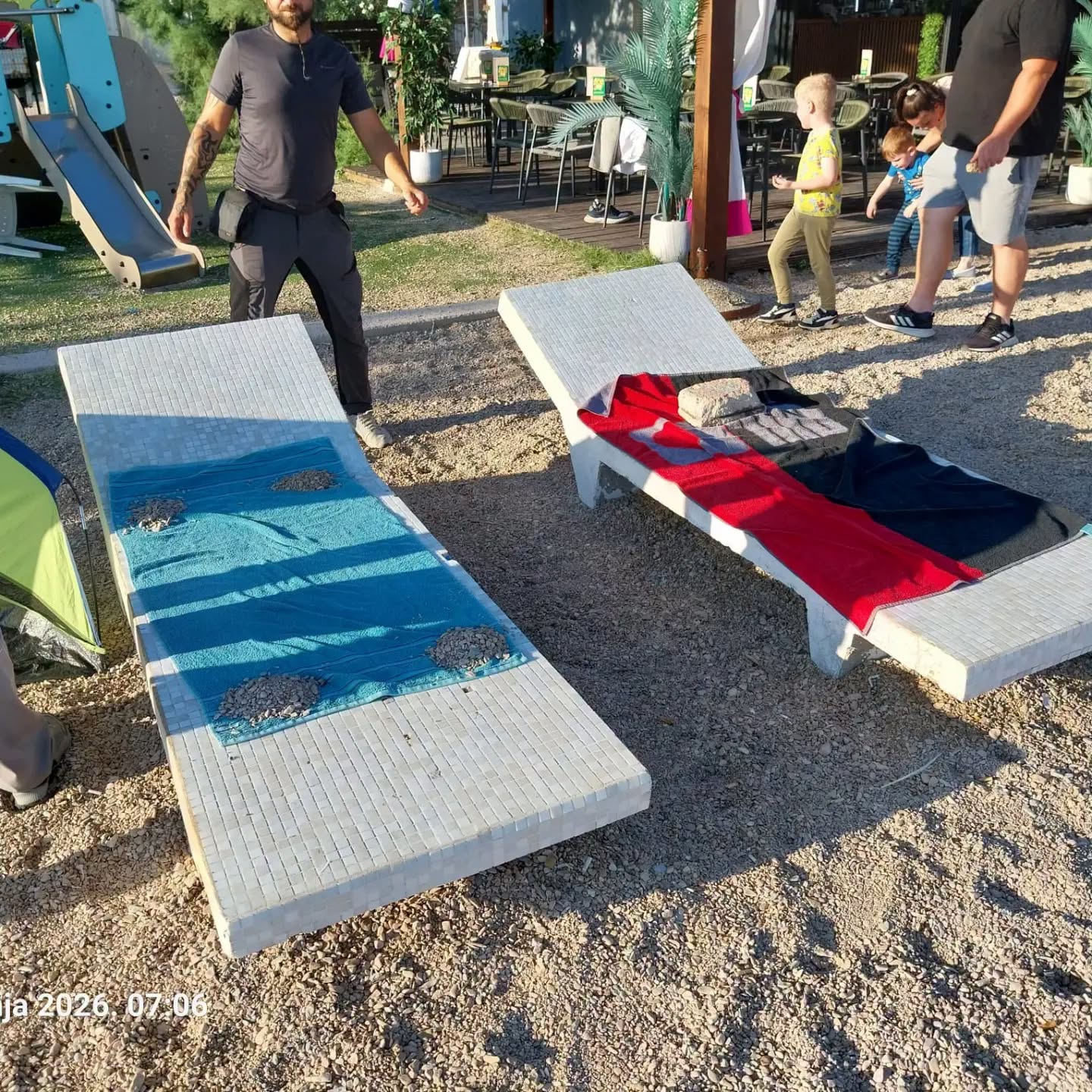FOTO Komunalci pokupili ležaljke i ručnike s plaža na Pagu