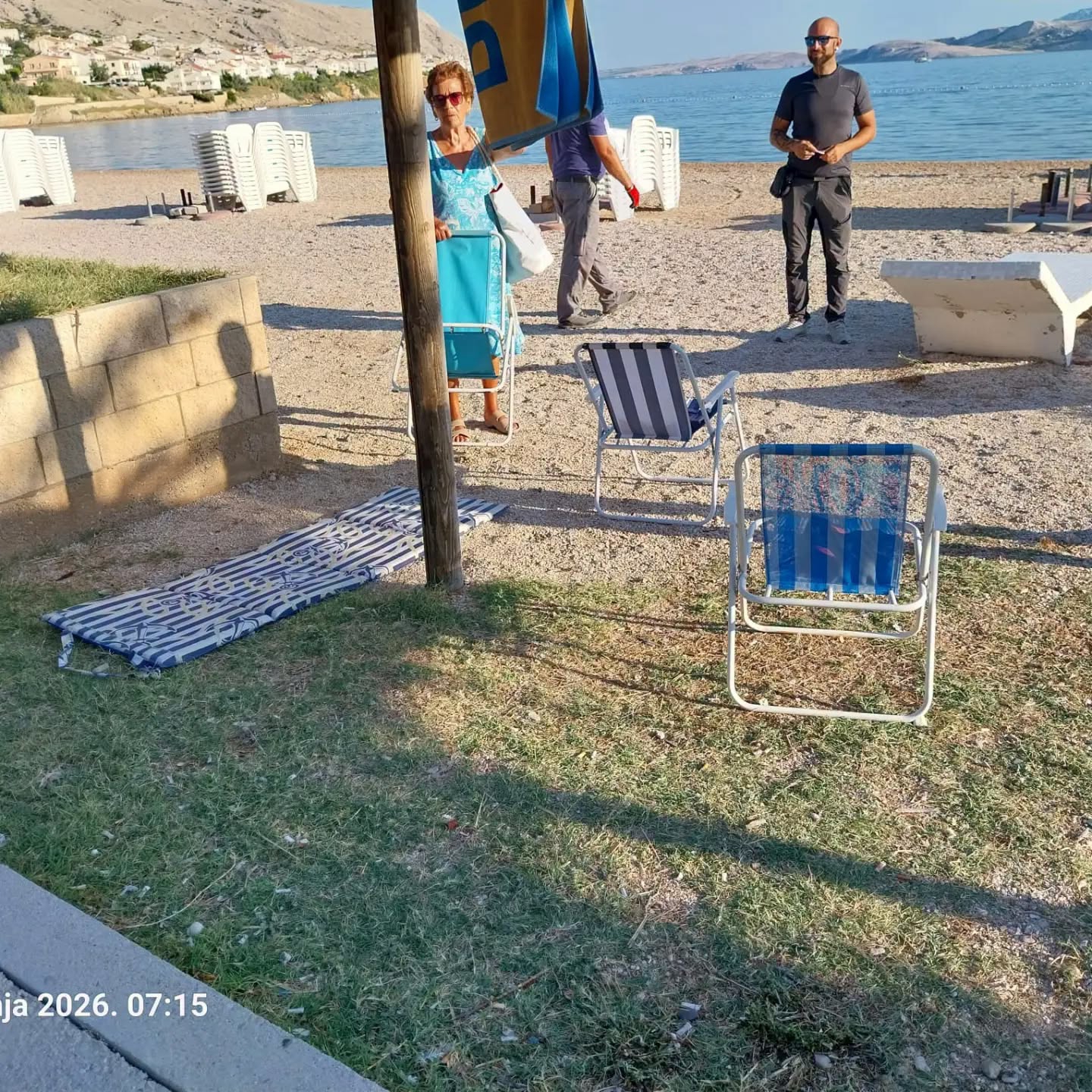 FOTO Komunalci pokupili ležaljke i ručnike s plaža na Pagu