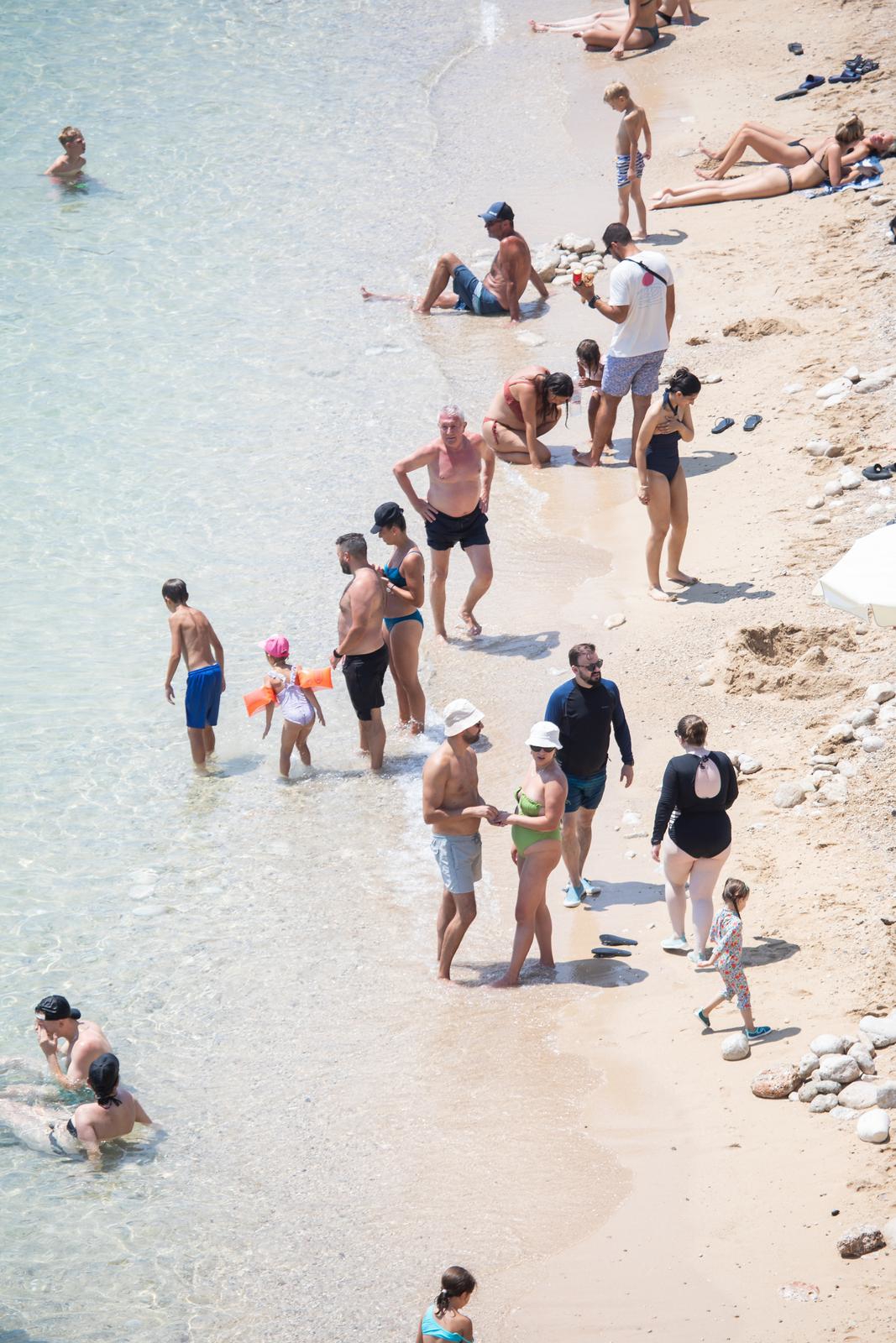 FOTO Dubrovčani osvježenje od vrućina potražili u moru, plaža Banje je krcata