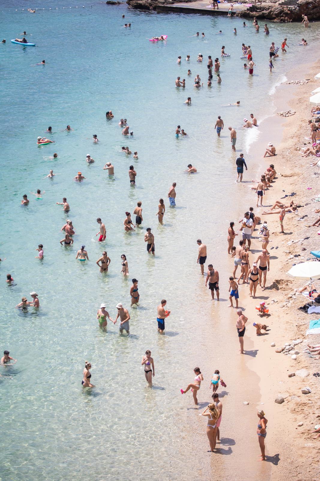 FOTO Dubrovčani osvježenje od vrućina potražili u moru, plaža Banje je krcata