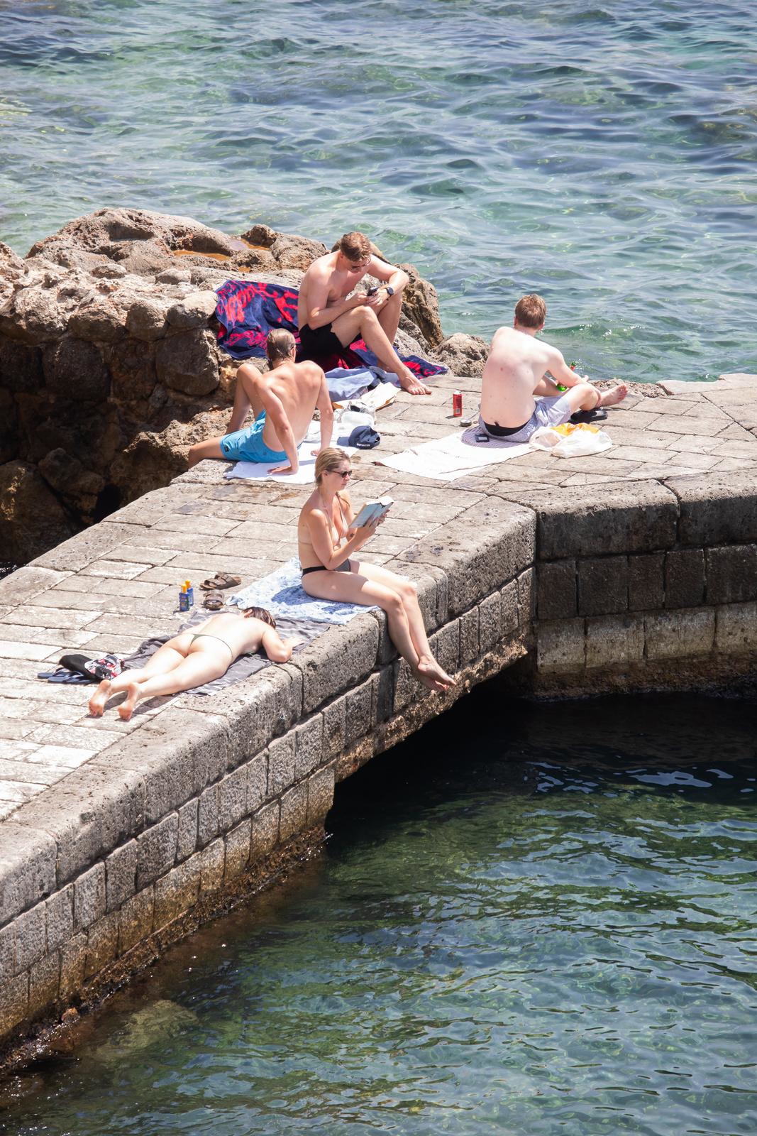 FOTO Dubrovčani osvježenje od vrućina potražili u moru, plaža Banje je krcata