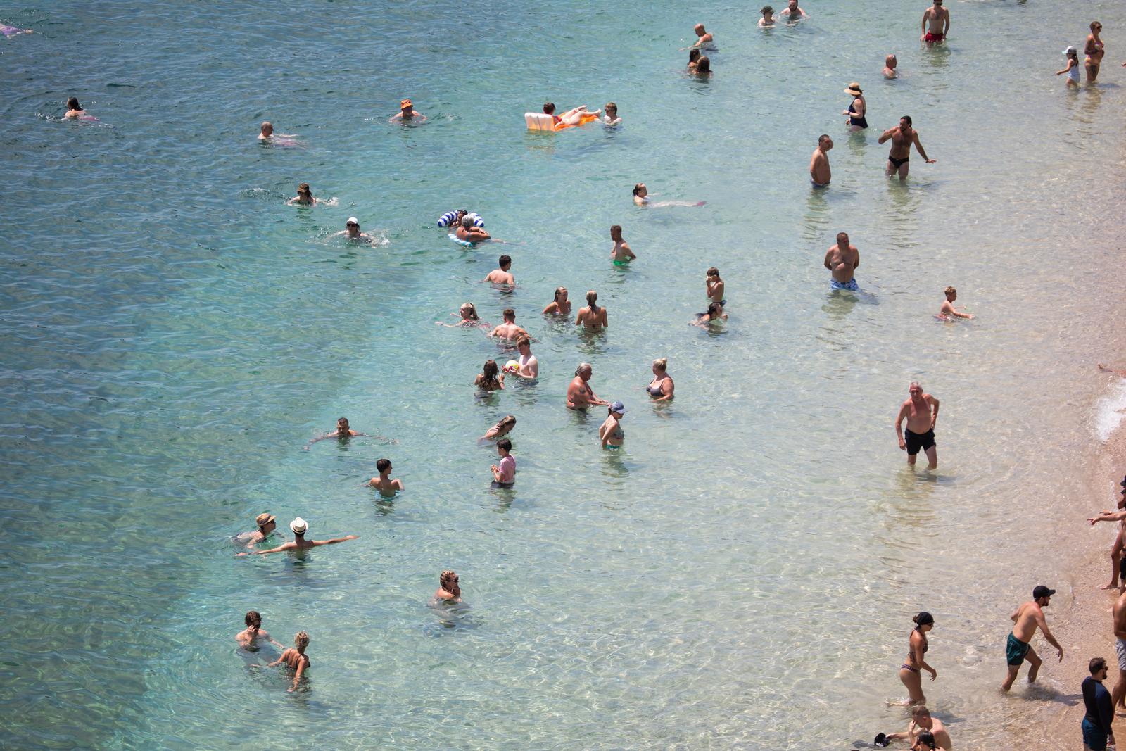 FOTO Dubrovčani osvježenje od vrućina potražili u moru, plaža Banje je krcata
