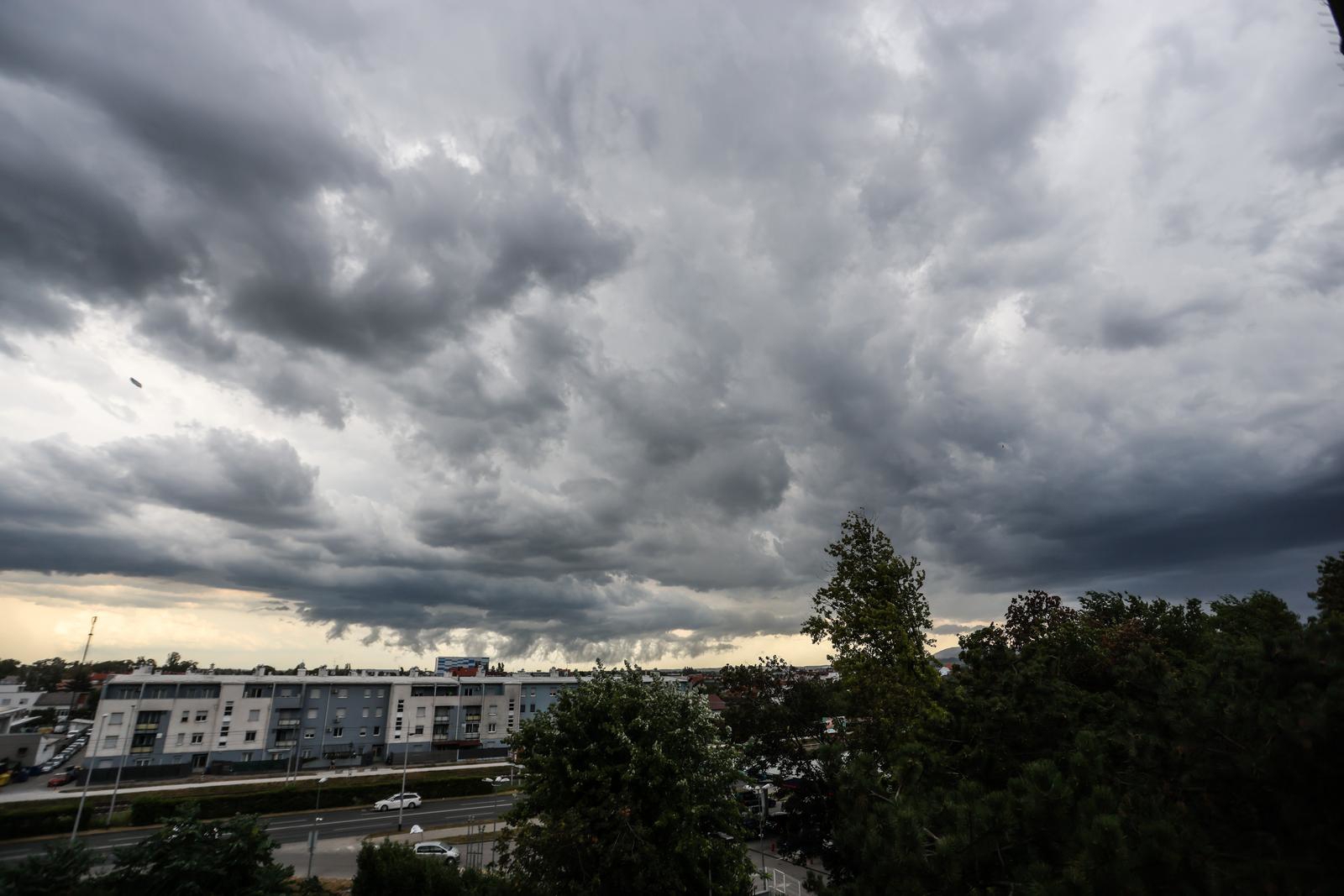 Naglo pala temperatura u Zagrebu, stiglo osvježenje. Objavljena i prognoza