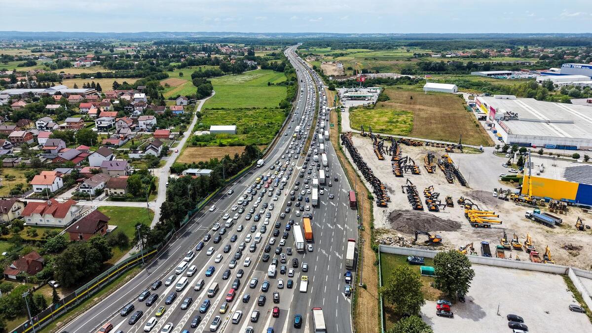 Pogledajte ogromne gužve na Lučkom. Vozi se u kolonama i zastojima