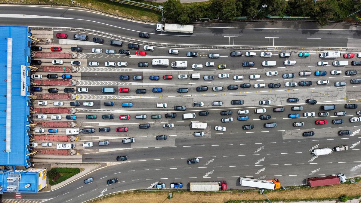 Pogledajte ogromne gužve na Lučkom. Vozi se u kolonama i zastojima