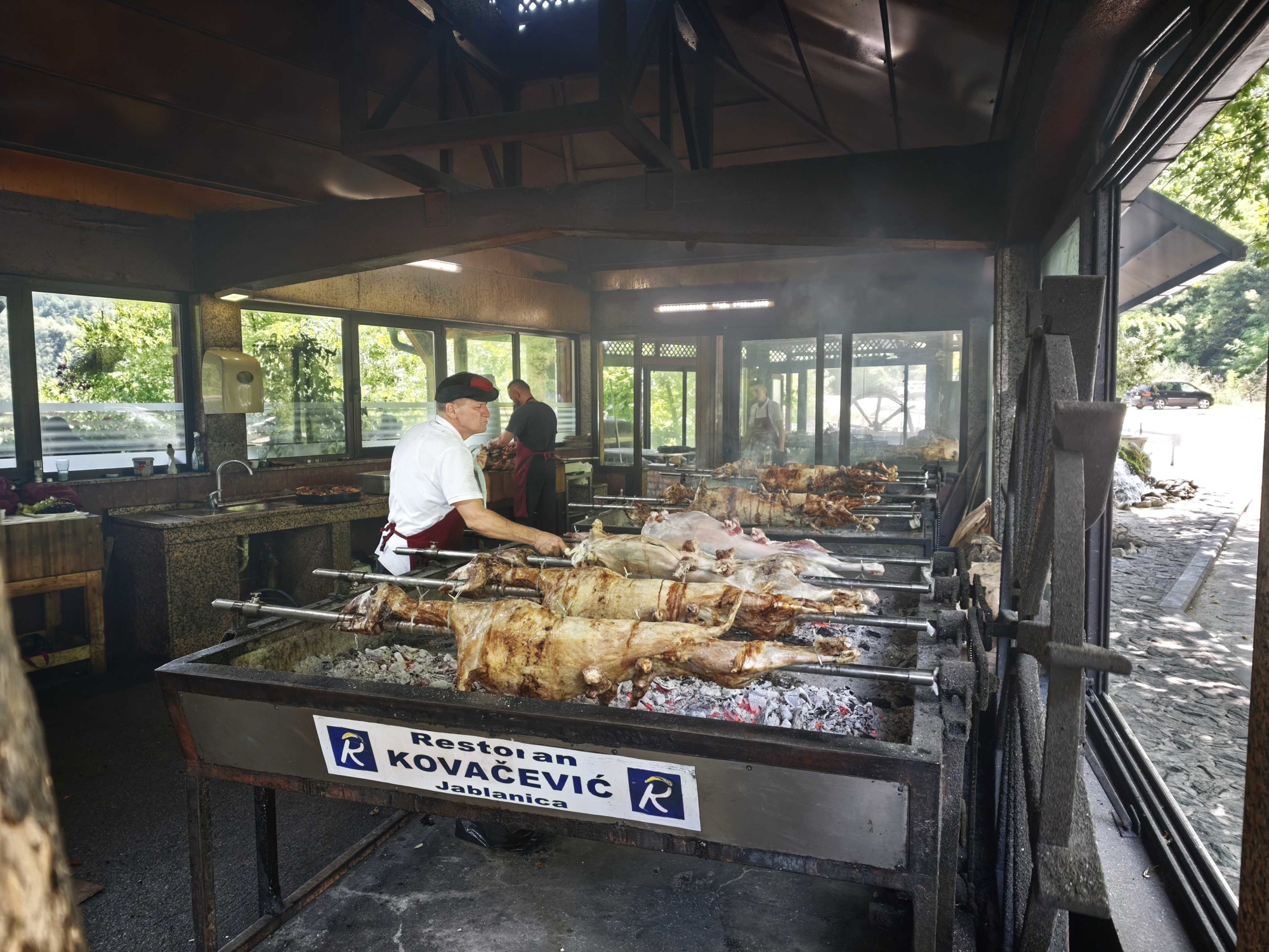 Zašto ljudi voze stotinama kilometara zbog janjetine u Jablanici? Provjerila sam