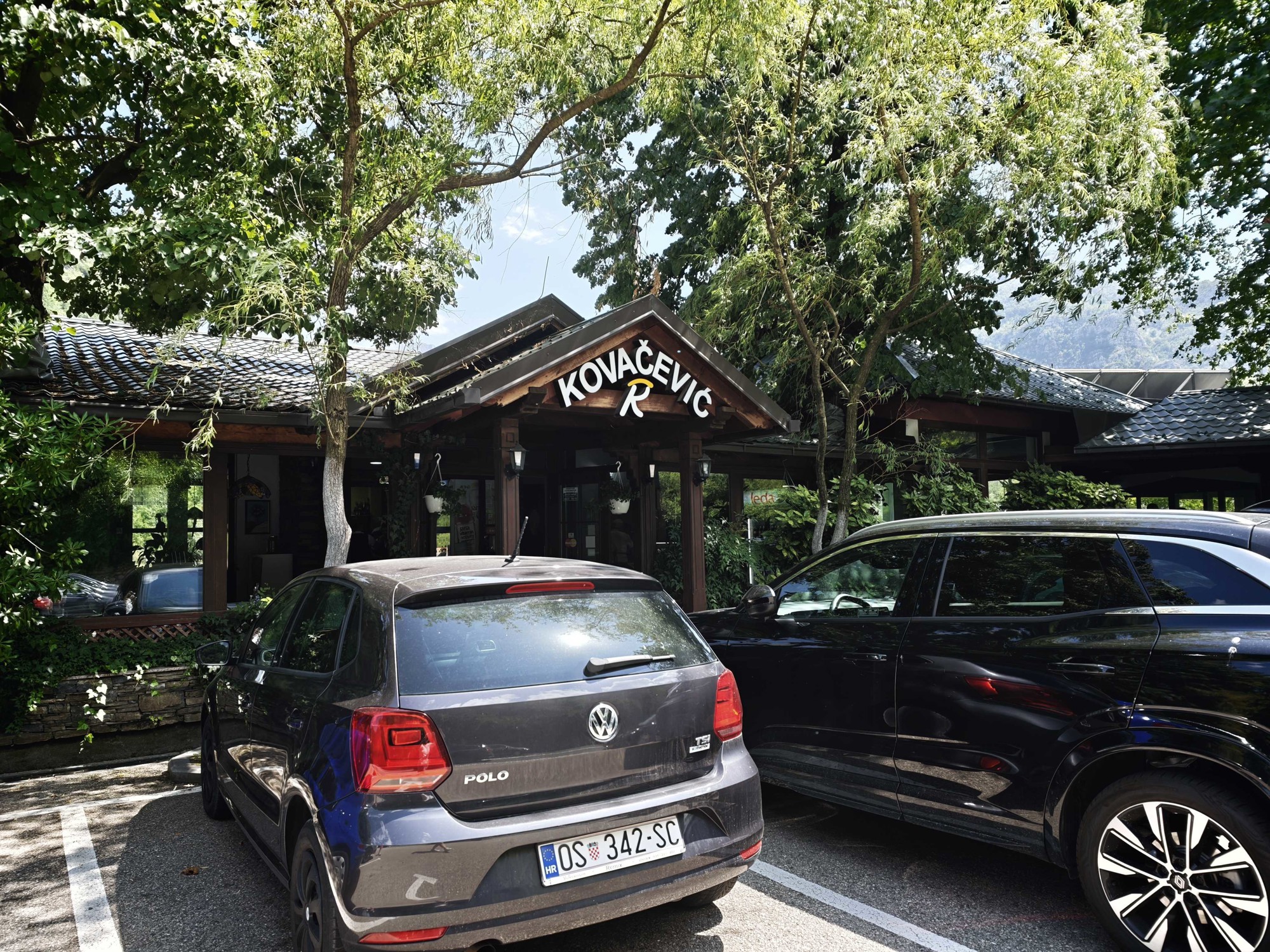 Zašto ljudi voze stotinama kilometara zbog janjetine u Jablanici? Provjerila sam