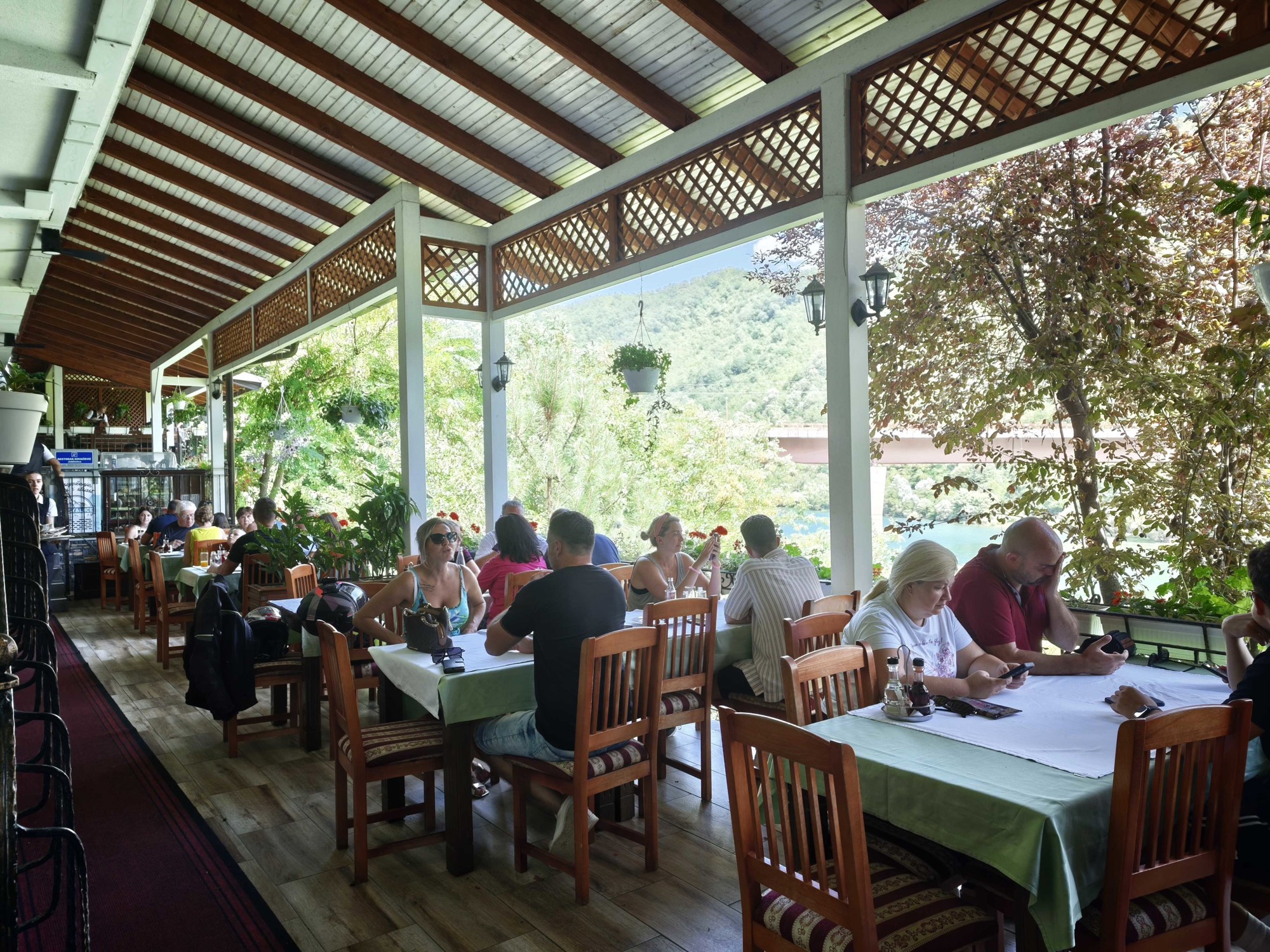 Zašto ljudi voze stotinama kilometara zbog janjetine u Jablanici? Provjerila sam