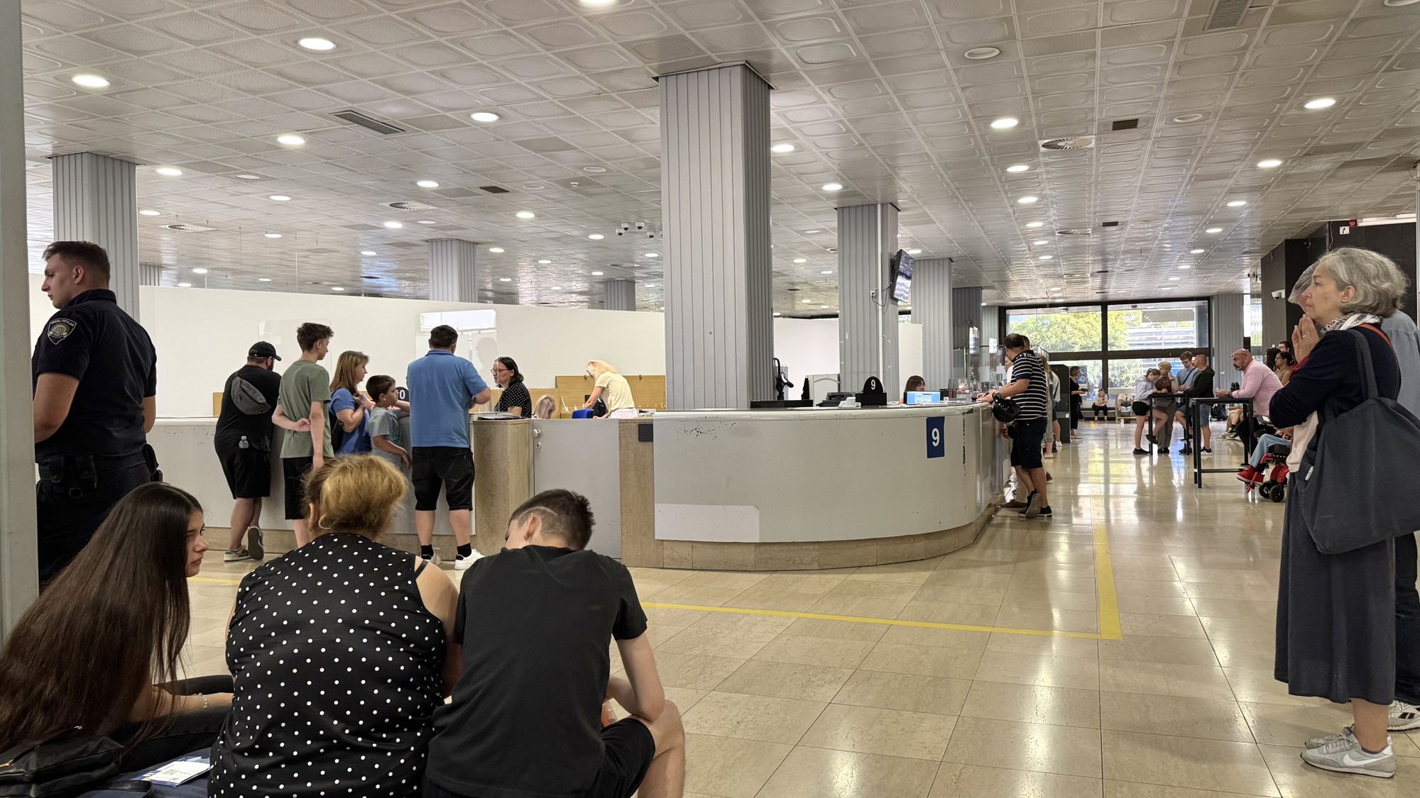 Pogledajte red pred MUP-om u Zagrebu. Ljudi čekaju na dokumente