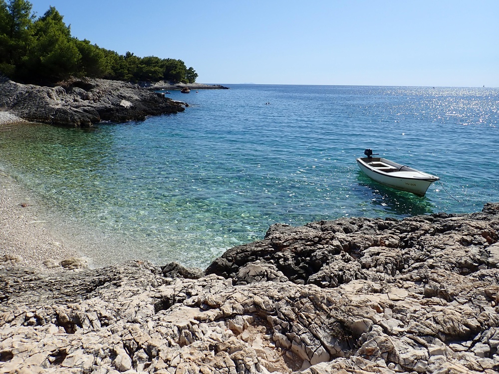 Tirkizno more i restoran uz obalu: Plaža blizu Hvara privlači one koji traže mir