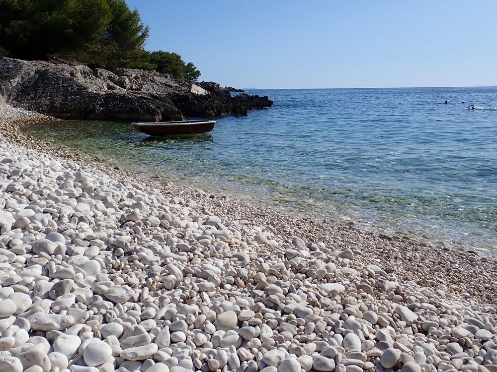 Tirkizno more i restoran uz obalu: Plaža blizu Hvara privlači one koji traže mir