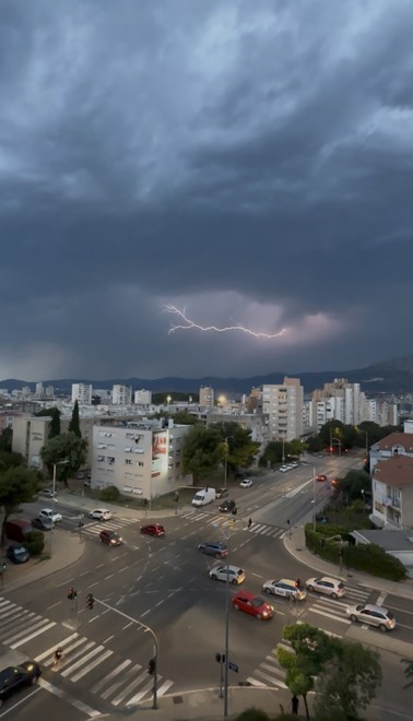 Nevrijeme iznad Splita.