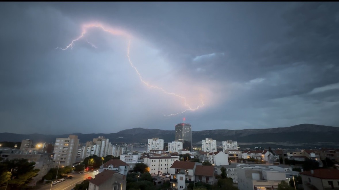 Nevrijeme iznad Splita.