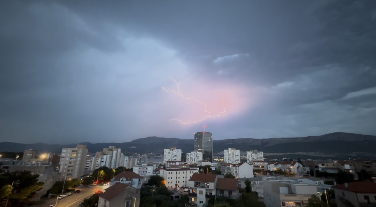 Nevrijeme iznad Splita.