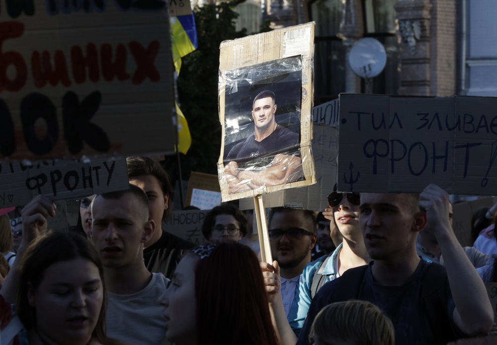 Zelenski smijenio šefa vojske, ali prosvjedi idu dalje. "Ekipa, spremite se za petak"