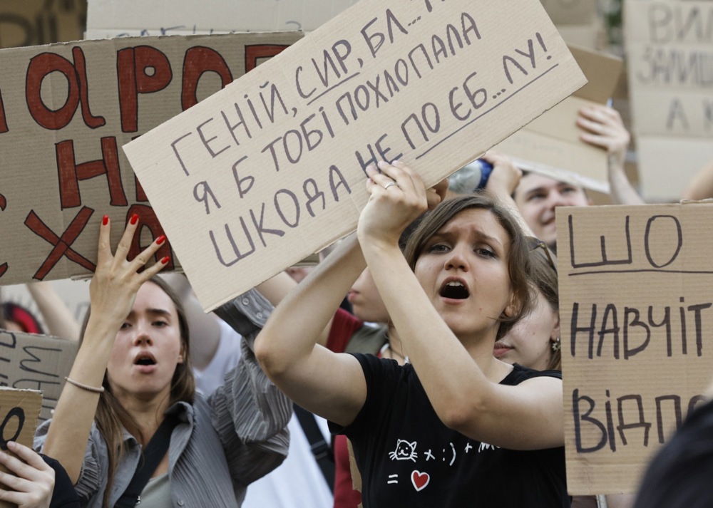 Zelenski smijenio šefa vojske, ali prosvjedi idu dalje. "Ekipa, spremite se za petak"