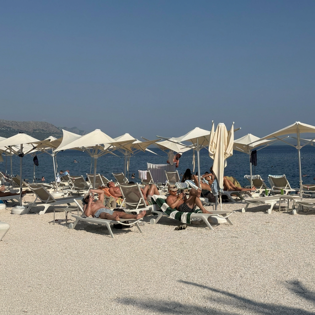 Ovo je javna plaža u Splitu. Okupirana je stotinama praznih ležaljki gradske firme