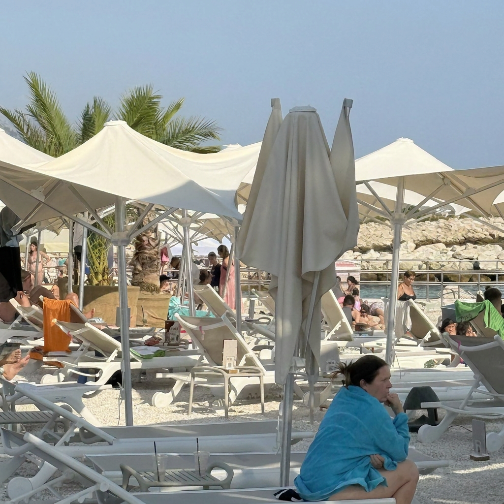 Ovo je javna plaža u Splitu. Okupirana je stotinama praznih ležaljki gradske firme