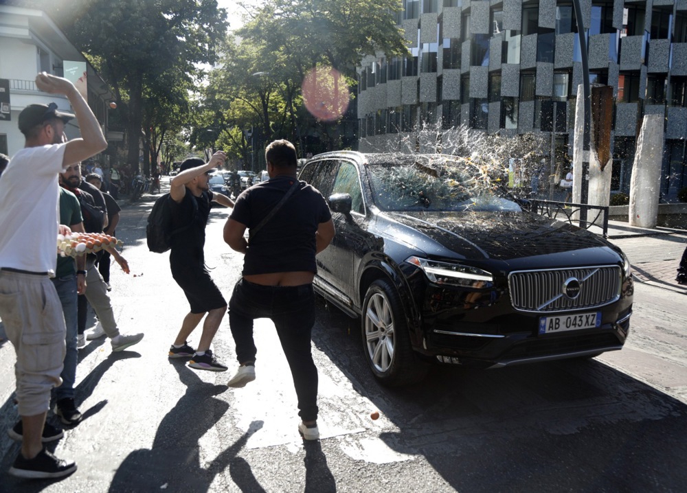 FOTO I VIDEO Veliki neredi ispred albanskog parlamenta zbog projekta Trumpova zeta