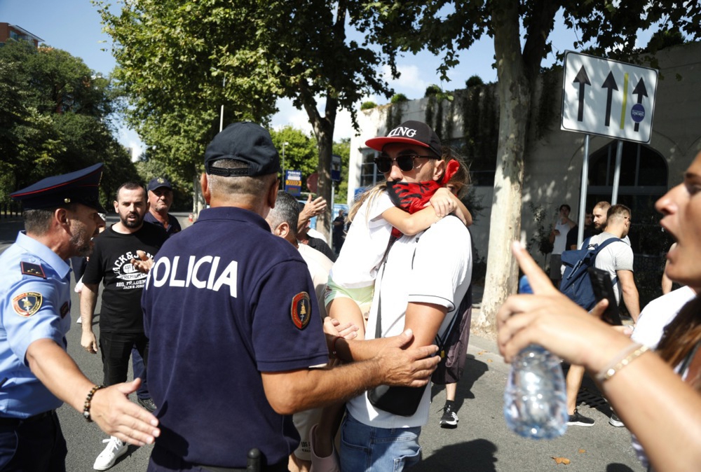 FOTO I VIDEO Veliki neredi ispred albanskog parlamenta zbog projekta Trumpova zeta