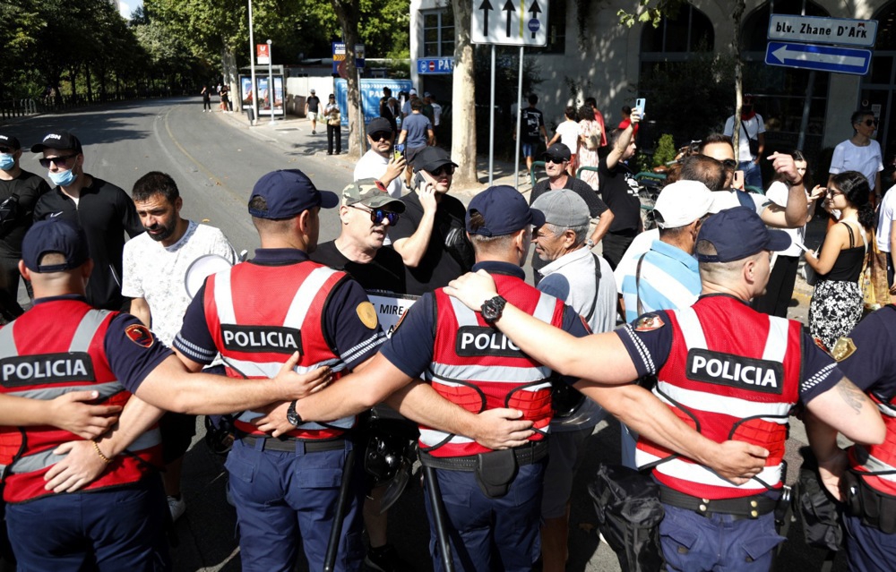 FOTO I VIDEO Veliki neredi ispred albanskog parlamenta zbog projekta Trumpova zeta