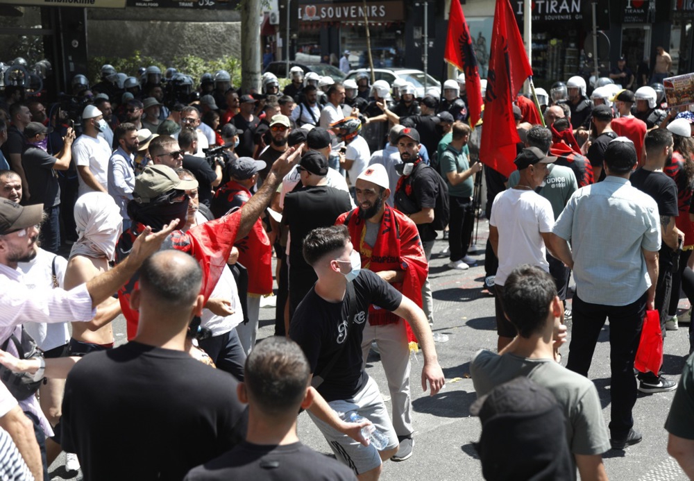 FOTO I VIDEO Veliki neredi ispred albanskog parlamenta zbog projekta Trumpova zeta