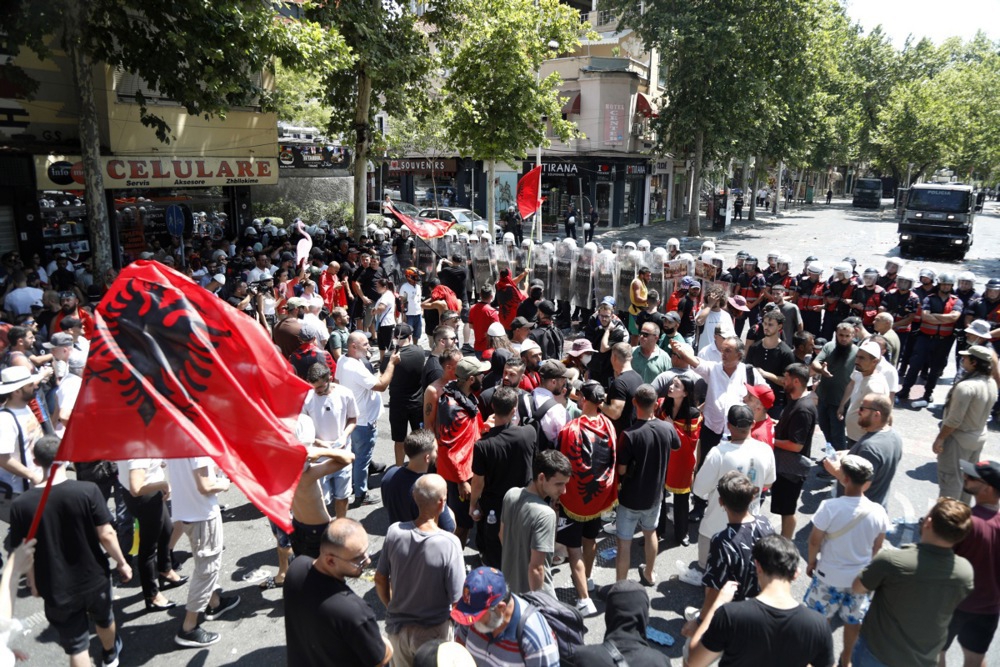 FOTO I VIDEO Veliki neredi ispred albanskog parlamenta zbog projekta Trumpova zeta