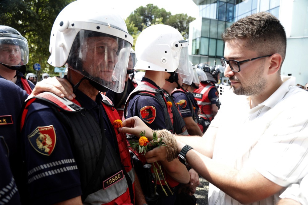 FOTO I VIDEO Veliki neredi ispred albanskog parlamenta zbog projekta Trumpova zeta