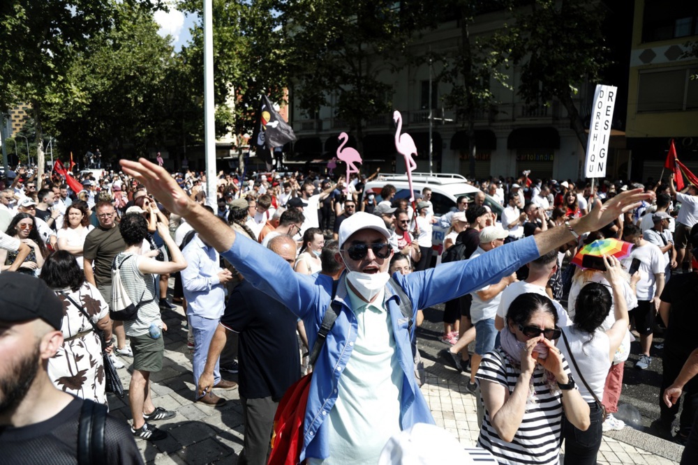 FOTO I VIDEO Veliki neredi ispred albanskog parlamenta zbog projekta Trumpova zeta
