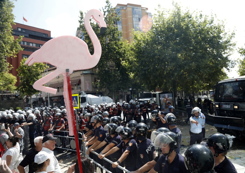 FOTO I VIDEO Veliki neredi ispred albanskog parlamenta zbog projekta Trumpova zeta