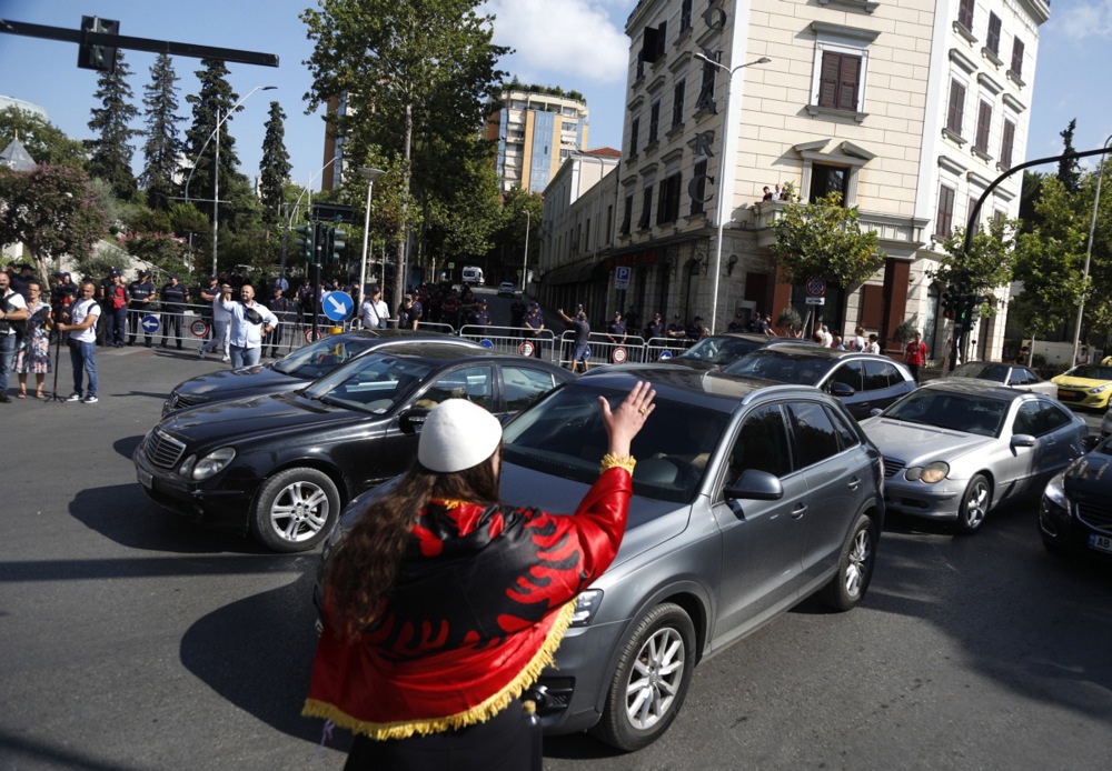 FOTO I VIDEO Veliki neredi ispred albanskog parlamenta zbog projekta Trumpova zeta
