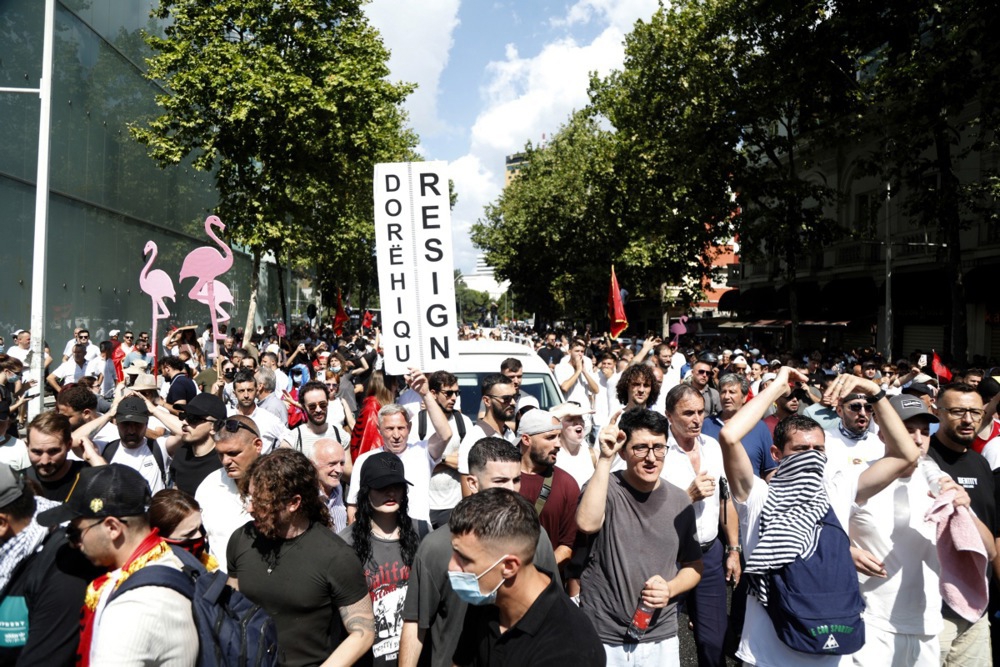 FOTO I VIDEO Veliki neredi ispred albanskog parlamenta zbog projekta Trumpova zeta
