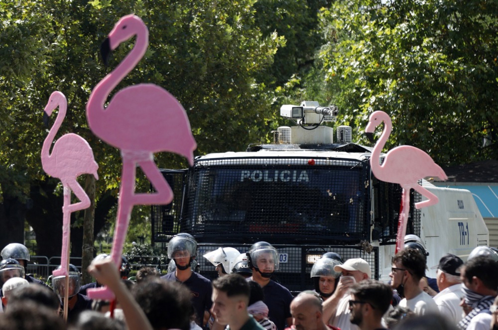 FOTO I VIDEO Veliki neredi ispred albanskog parlamenta zbog projekta Trumpova zeta