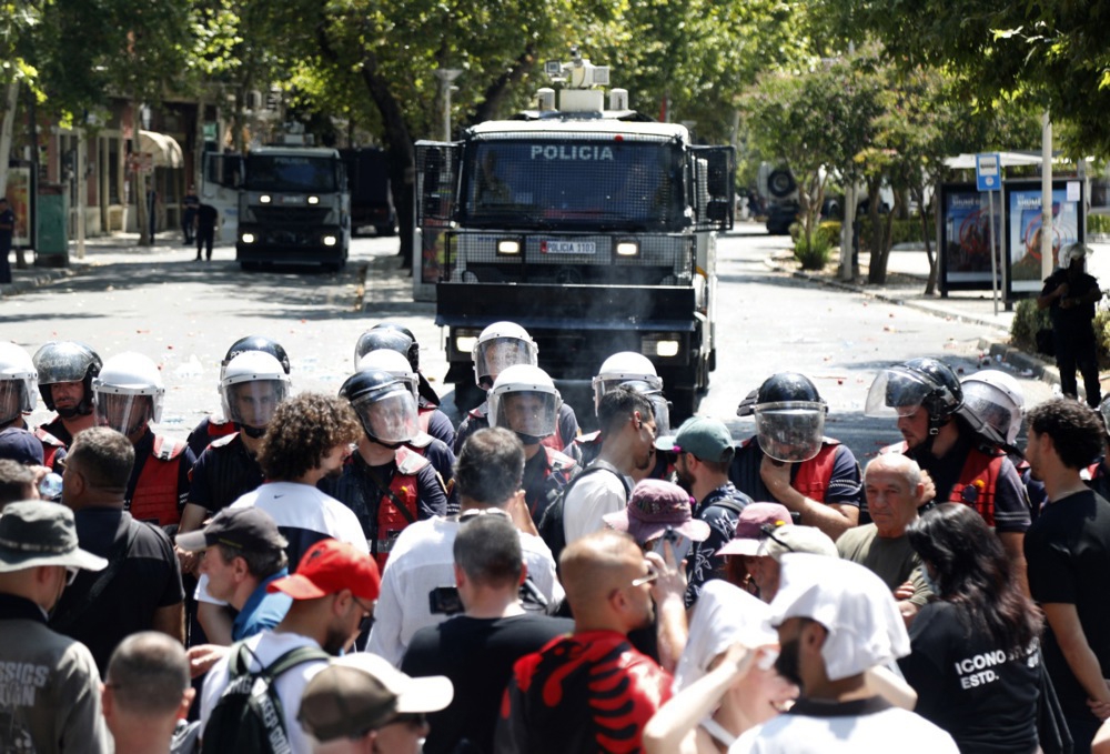 FOTO I VIDEO Veliki neredi ispred albanskog parlamenta zbog projekta Trumpova zeta