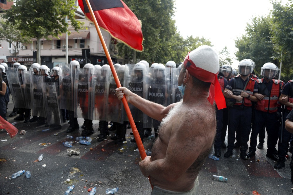 FOTO I VIDEO Veliki neredi ispred albanskog parlamenta zbog projekta Trumpova zeta