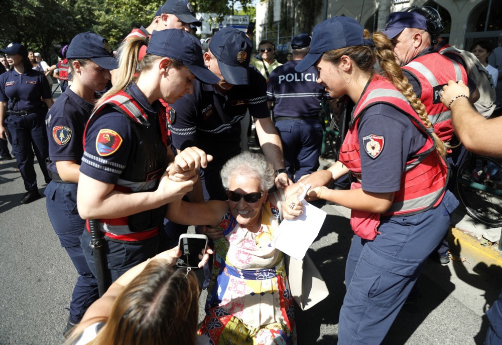 FOTO I VIDEO Veliki neredi ispred albanskog parlamenta zbog projekta Trumpova zeta