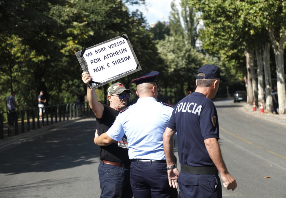 FOTO I VIDEO Veliki neredi ispred albanskog parlamenta zbog projekta Trumpova zeta