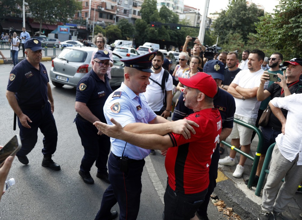 FOTO I VIDEO Veliki neredi ispred albanskog parlamenta zbog projekta Trumpova zeta
