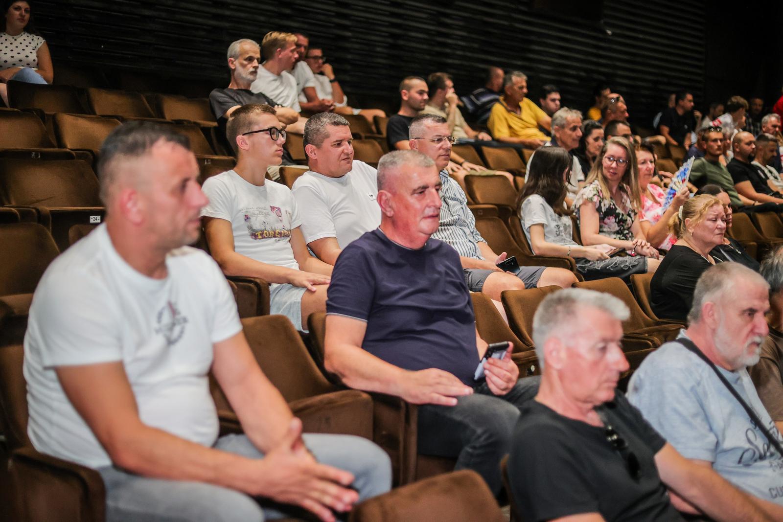 U Splitu predstavljena knjiga o Thompsonu, pjevač stigao sa suprugom Sandrom