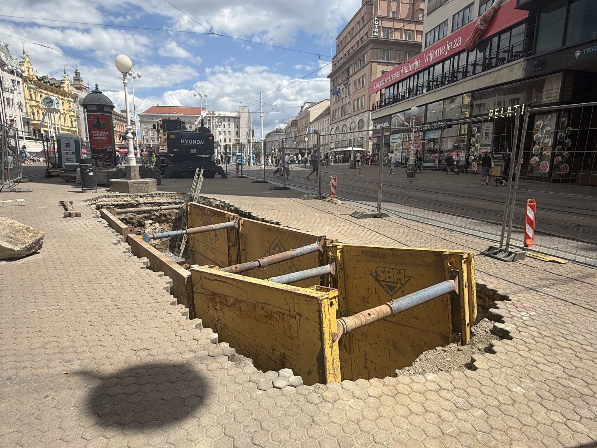 FOTO Na Trgu bana Jelačića ugrađeni podzemni spremnici za smeće. Što mislite o tome?