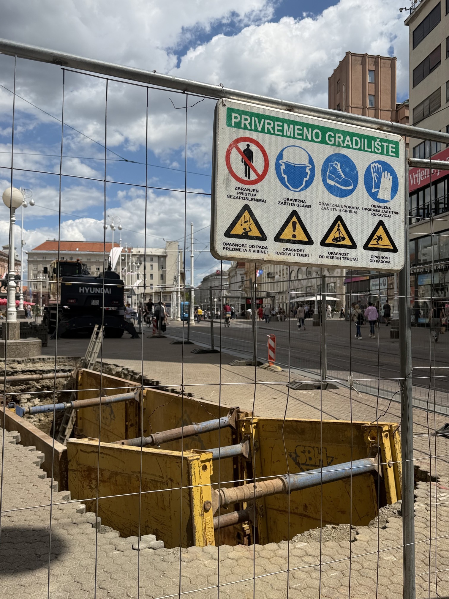 FOTO Na Trgu bana Jelačića ugrađeni podzemni spremnici za smeće. Što mislite o tome?