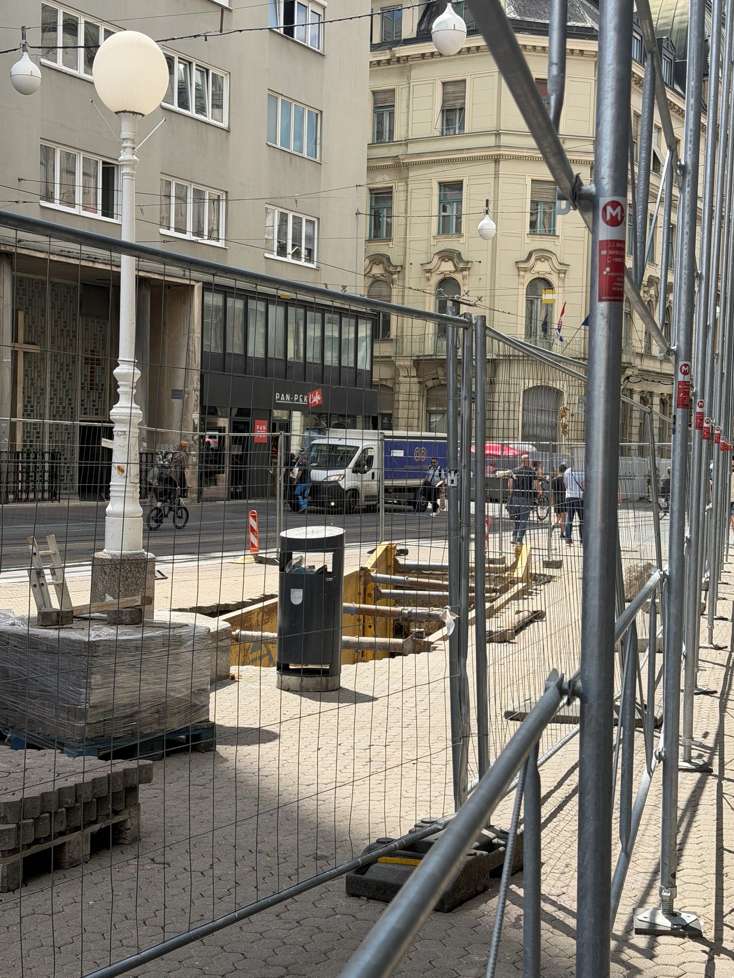 FOTO Na Trgu bana Jelačića ugrađeni podzemni spremnici za smeće. Što mislite o tome?