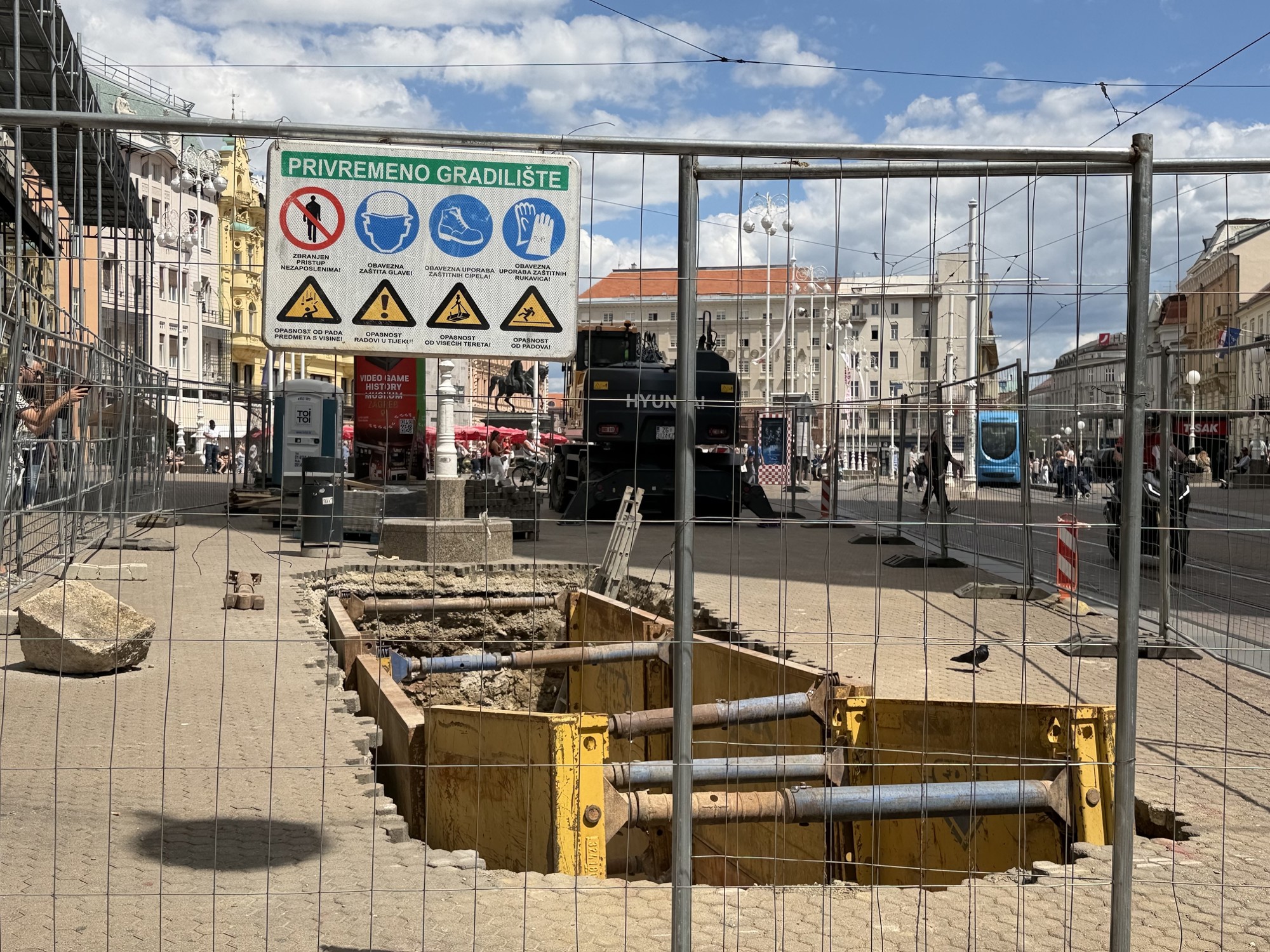 FOTO Na Trgu bana Jelačića ugrađeni podzemni spremnici za smeće. Što mislite o tome?