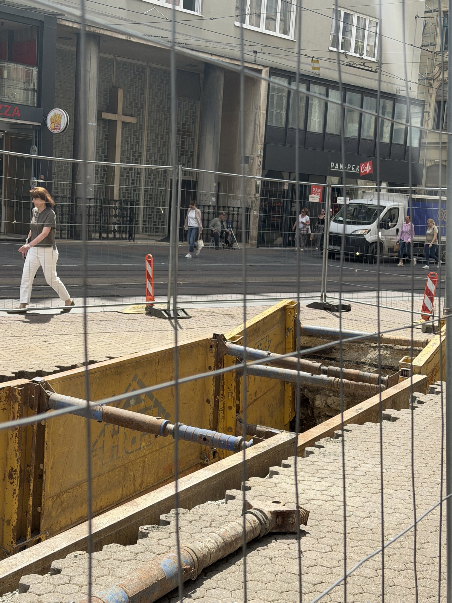 FOTO Na Trgu bana Jelačića ugrađeni podzemni spremnici za smeće. Što mislite o tome?