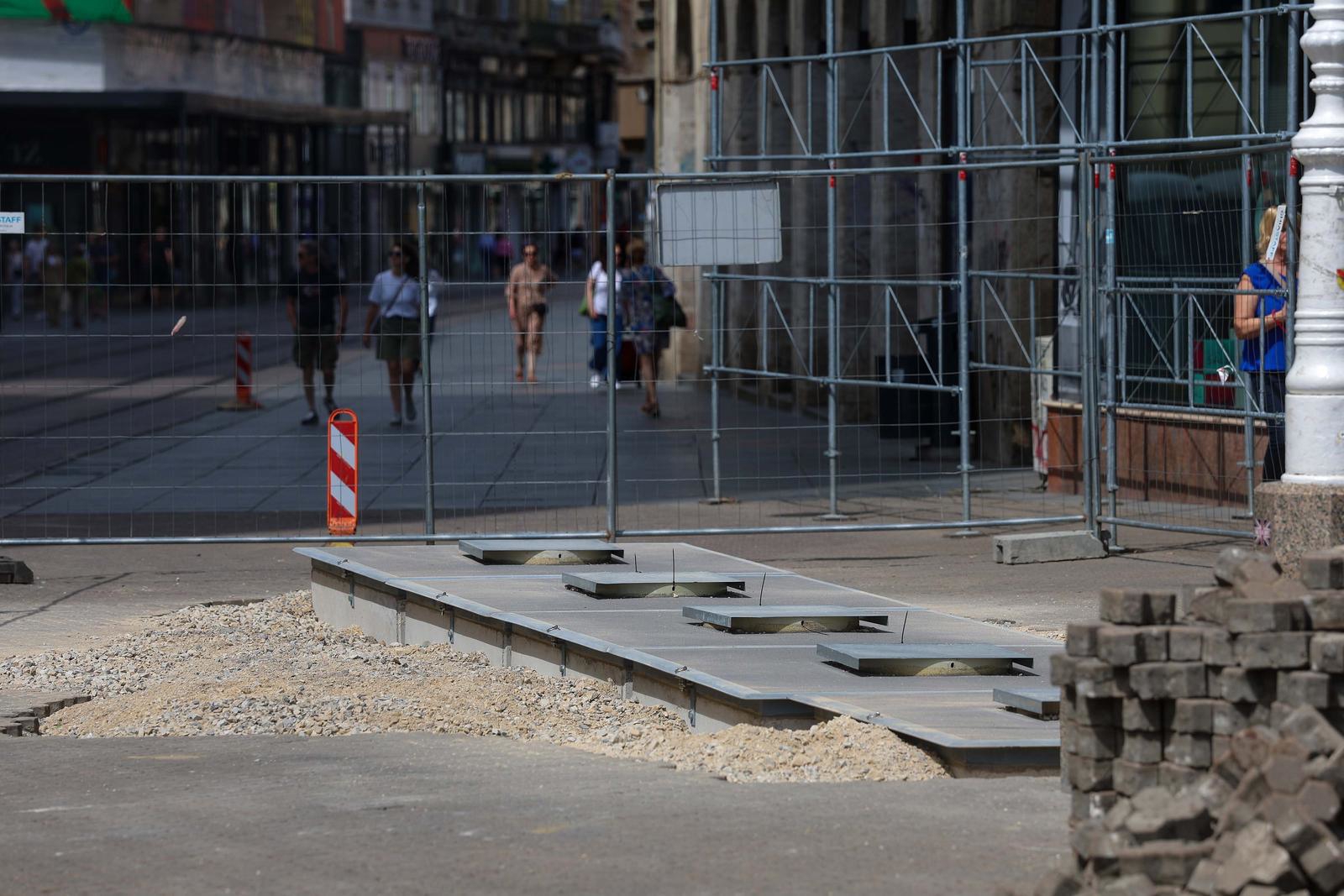 FOTO Na Trgu bana Jelačića ugrađeni podzemni spremnici za smeće. Što mislite o tome?