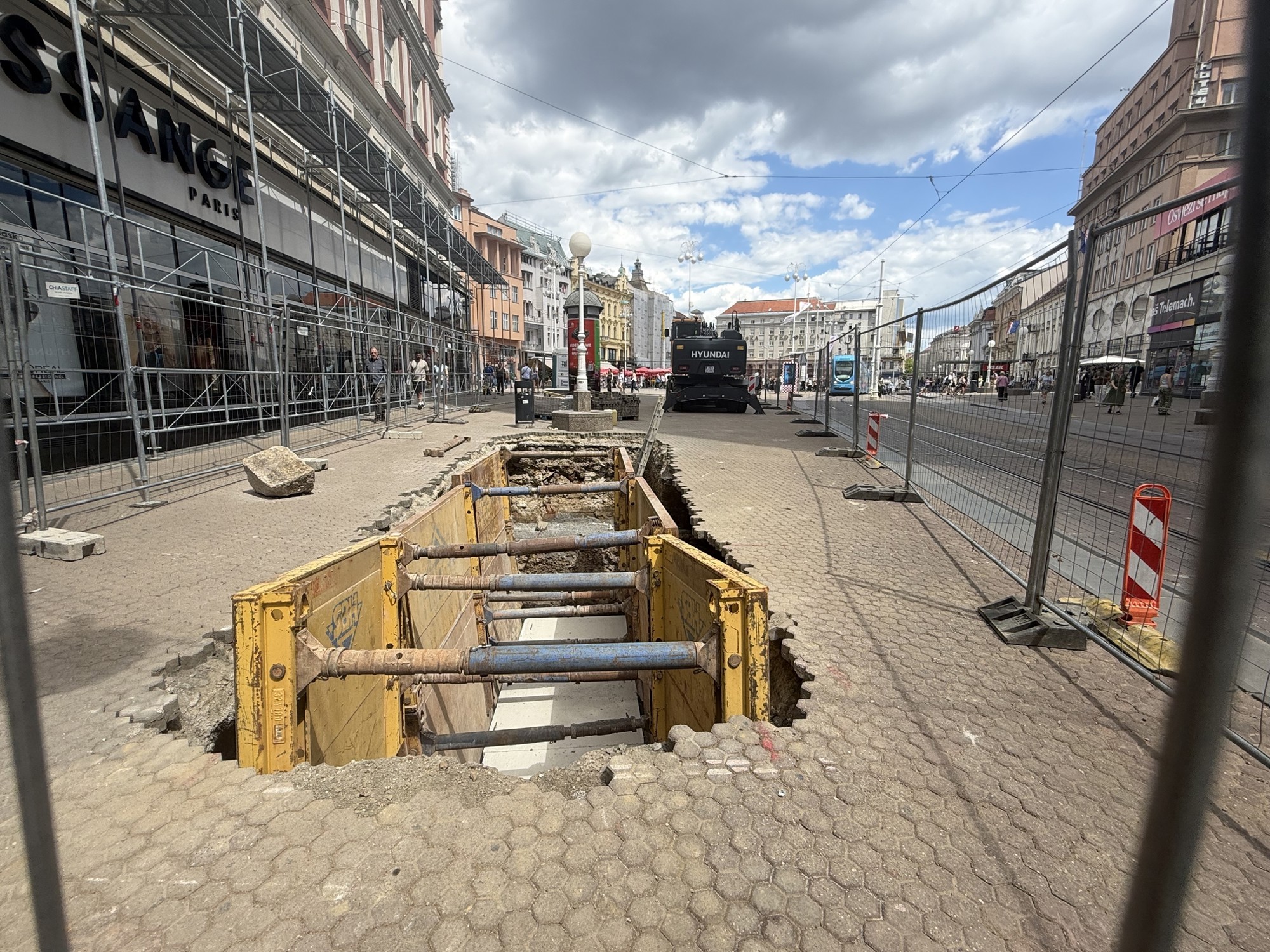 FOTO Na Trgu bana Jelačića ugrađeni podzemni spremnici za smeće. Što mislite o tome?
