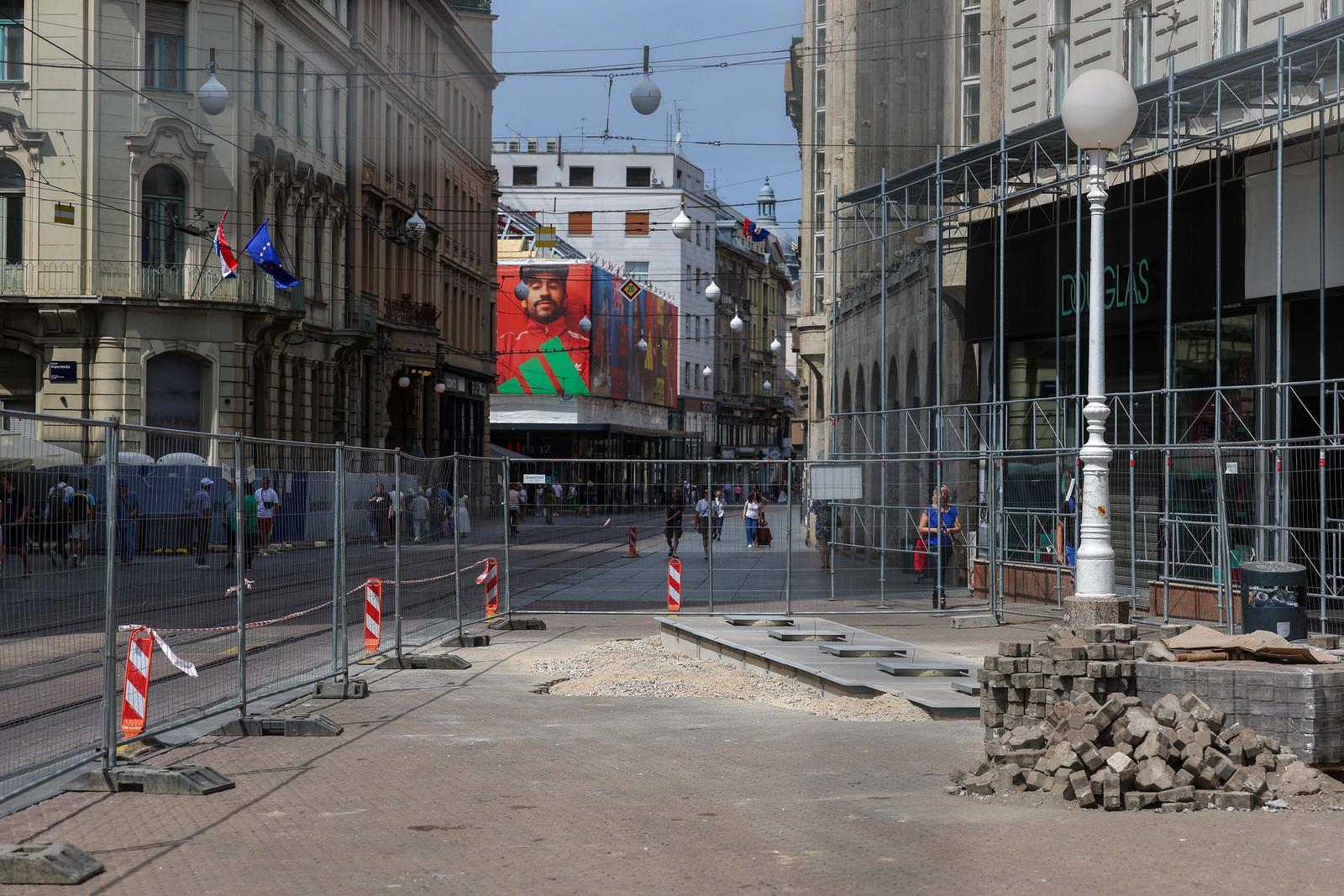FOTO Na Trgu bana Jelačića ugrađeni podzemni spremnici za smeće. Što mislite o tome?